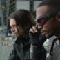 Bucky Barnes dans Falcon et le Soldat de l'Hiver (à gauche) // Source : Disney Bucky Barnes dans Falcon et le Soldat de l'Hiver (à gauche) // Source : Disney