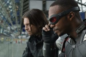 Bucky Barnes dans Falcon et le Soldat de l'Hiver (à gauche) // Source : Disney Bucky Barnes dans Falcon et le Soldat de l'Hiver (à gauche) // Source : Disney