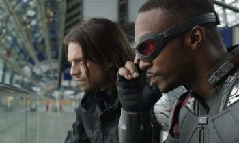 Bucky Barnes dans Falcon et le Soldat de l'Hiver (à gauche) // Source : Disney Bucky Barnes dans Falcon et le Soldat de l'Hiver (à gauche) // Source : Disney