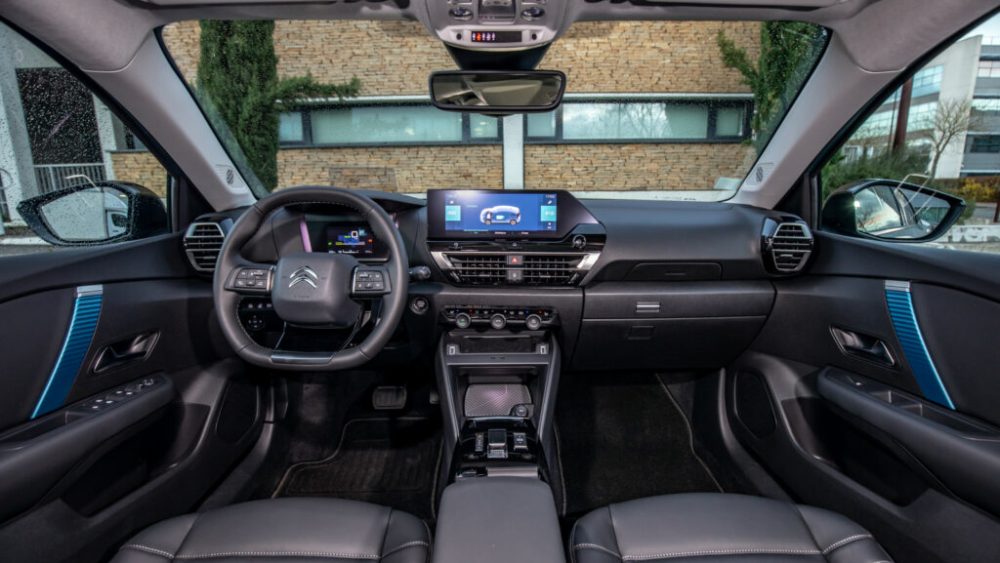 L'habitacle de la Citroën ë-C4 comprend tout ce qu'il faut pour y brancher un smartphone. L'habitacle de la Citroën ë-C4 comprend tout ce qu'il faut pour y brancher un smartphone.