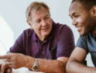 Homme explique à homme des trucs d'informatique. // Source : CCO/piqsel
