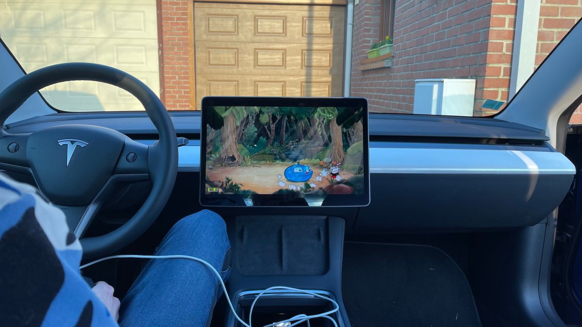 Cuphead dans une Tesla Model 3 // Source : Louise Aubry pour Numerama Cuphead dans une Tesla Model 3 // Source : Louise Aubry pour Numerama