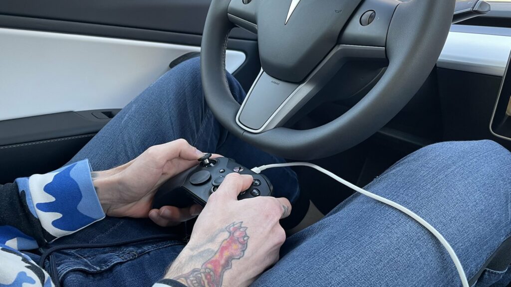 Cuphead dans une Tesla Model 3 // Source : Louise Audry pour Numerama Cuphead dans une Tesla Model 3 // Source : Louise Audry pour Numerama