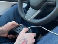 Cuphead dans une Tesla Model 3 // Source : Louise Audry pour Numerama Cuphead dans une Tesla Model 3 // Source : Louise Audry pour Numerama