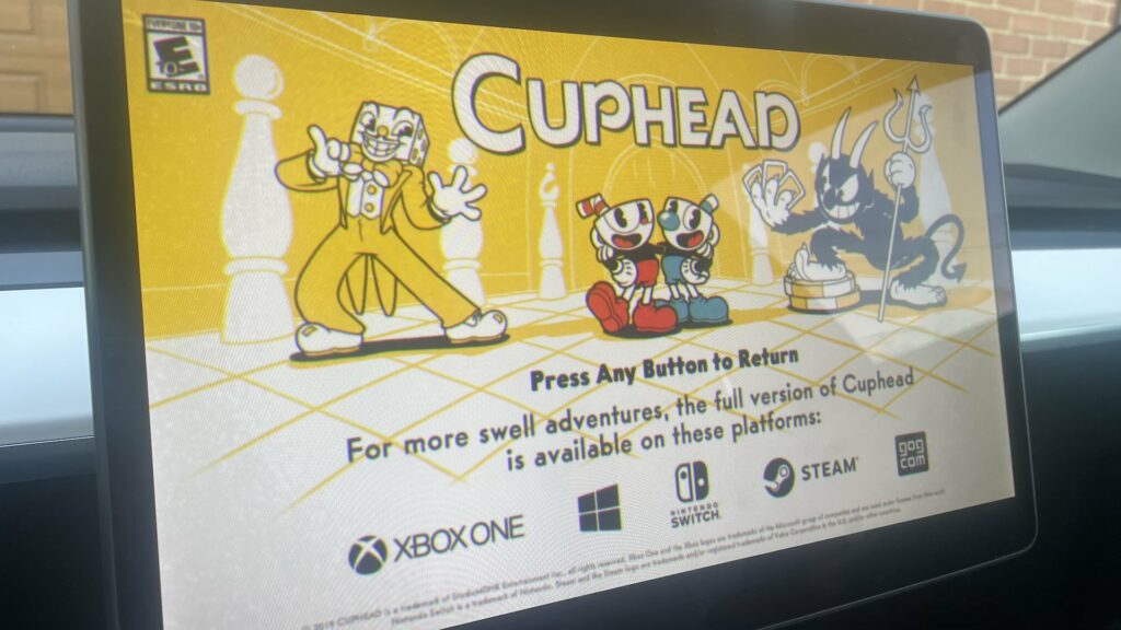 Cuphead dans une Tesla Model 3 // Source : Louise Aubry pour Numerama Cuphead dans une Tesla Model 3 // Source : Louise Aubry pour Numerama