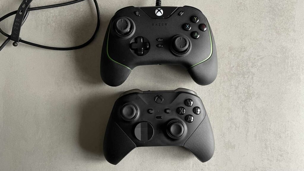 Manette Razer Wolverine V2 (en haut) versus manette Xbox Series 2 (en bas) // Source : Maxime Claudel pour Numerama Manette Razer Wolverine V2 (en haut) versus manette Xbox Series 2 (en bas) // Source : Maxime Claudel pour Numerama
