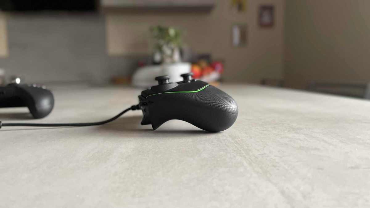 Le profil de la manette Razer Wolverine V2 pour Xbox // Source : Maxime Claudel pour Numerama Le profil de la manette Razer Wolverine V2 pour Xbox // Source : Maxime Claudel pour Numerama