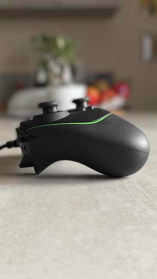 Le profil de la manette Razer Wolverine V2 pour Xbox // Source : Maxime Claudel pour Numerama Le profil de la manette Razer Wolverine V2 pour Xbox // Source : Maxime Claudel pour Numerama