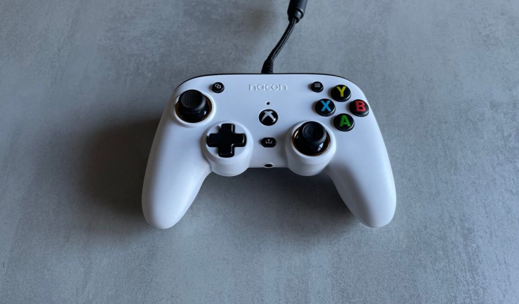 Manette Nacon Pro Compact // Source : Maxime Claudel pour Numerama Manette Nacon Pro Compact // Source : Maxime Claudel pour Numerama
