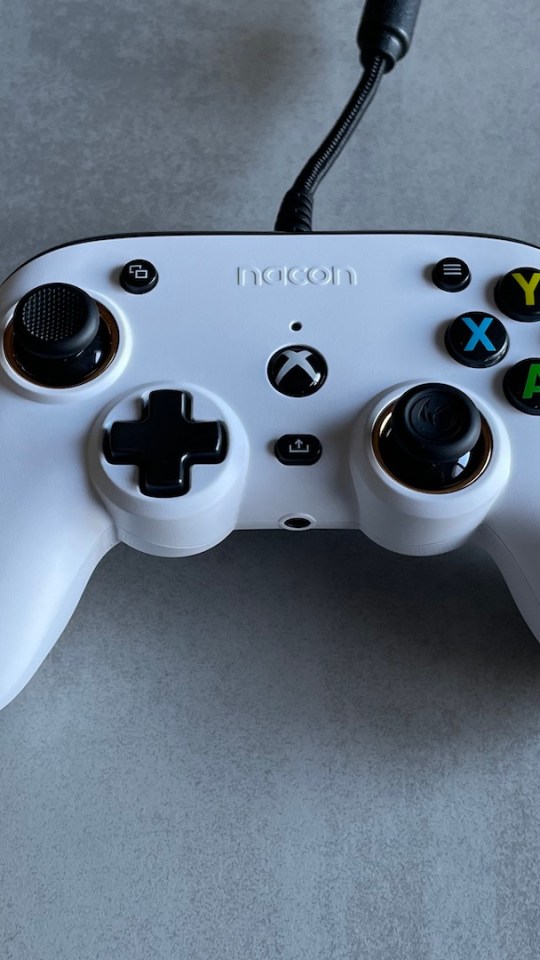 Manette Nacon Pro Compact // Source : Maxime Claudel pour Numerama