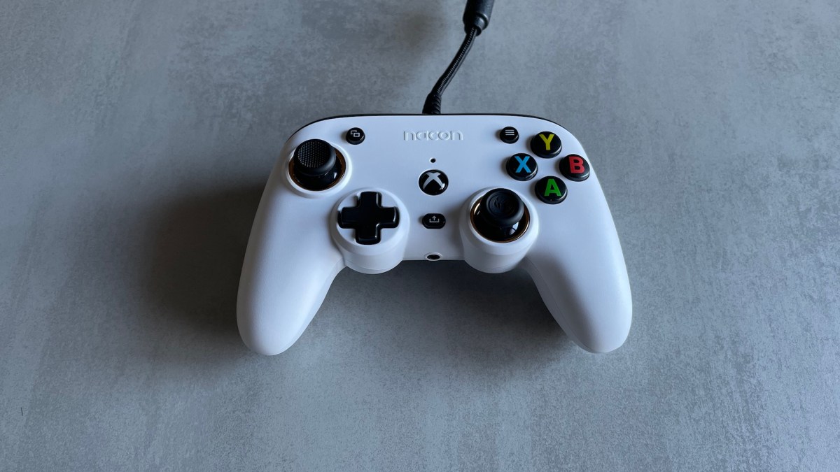 Manette Nacon Pro Compact // Source : Maxime Claudel pour Numerama Manette Nacon Pro Compact // Source : Maxime Claudel pour Numerama
