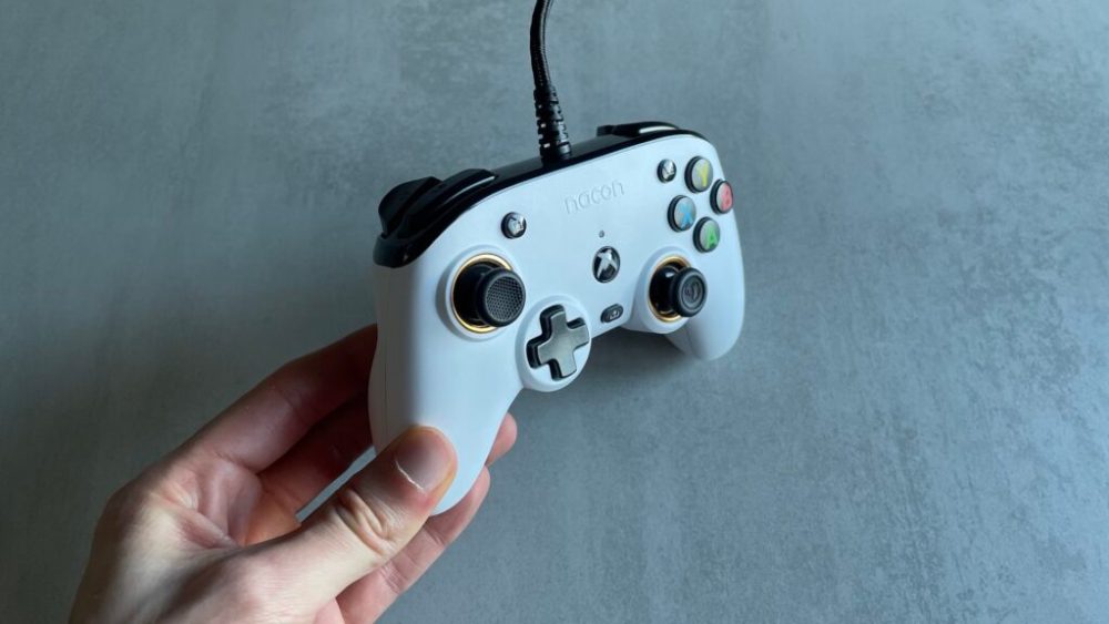 Manette Nacon Pro Compact // Source : Maxime Claudel pour Numerama Manette Nacon Pro Compact // Source : Maxime Claudel pour Numerama
