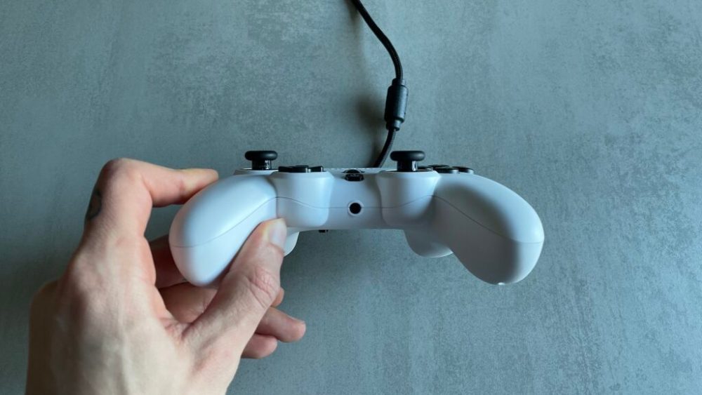 Port jack sur la manette Nacon Pro Compact // Source : Maxime Claudel pour Numerama Port jack sur la manette Nacon Pro Compact // Source : Maxime Claudel pour Numerama