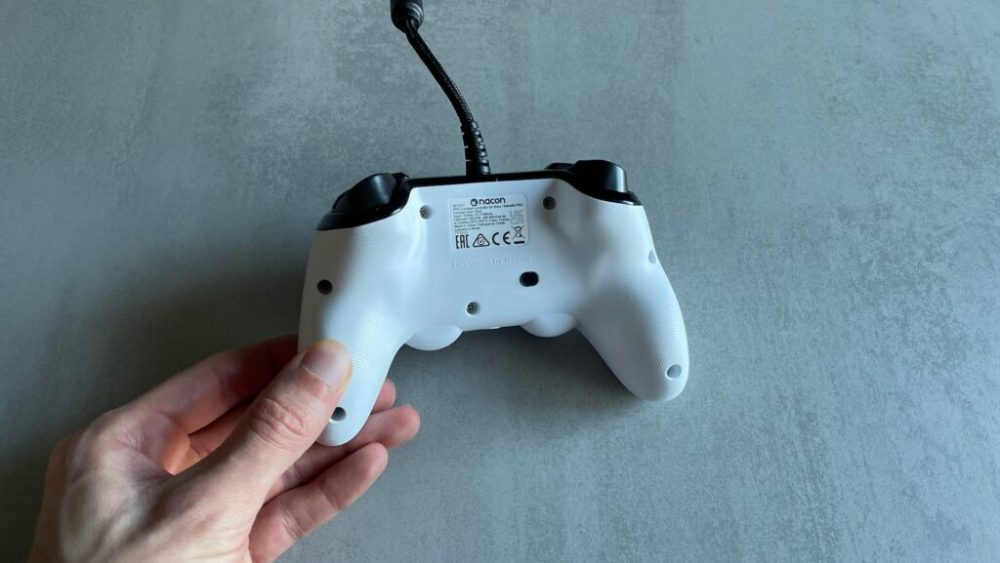 Arrière de la manette Nacon Pro Compact // Source : Maxime Claudel pour Numerama Arrière de la manette Nacon Pro Compact // Source : Maxime Claudel pour Numerama