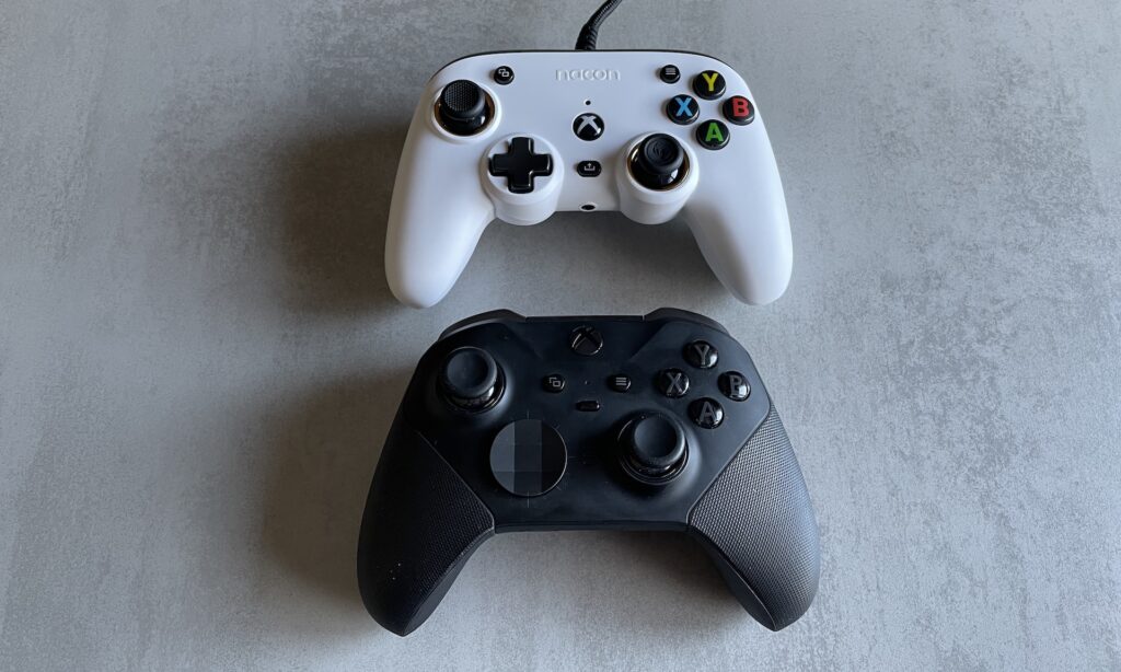 Manette Nacon Pro Compact (au-dessus) versus manette Xbox Elite Series 2 (en-dessous) // Source : Maxime Claudel pour Numerama Manette Nacon Pro Compact (au-dessus) versus manette Xbox Elite Series 2 (en-dessous) // Source : Maxime Claudel pour Numerama