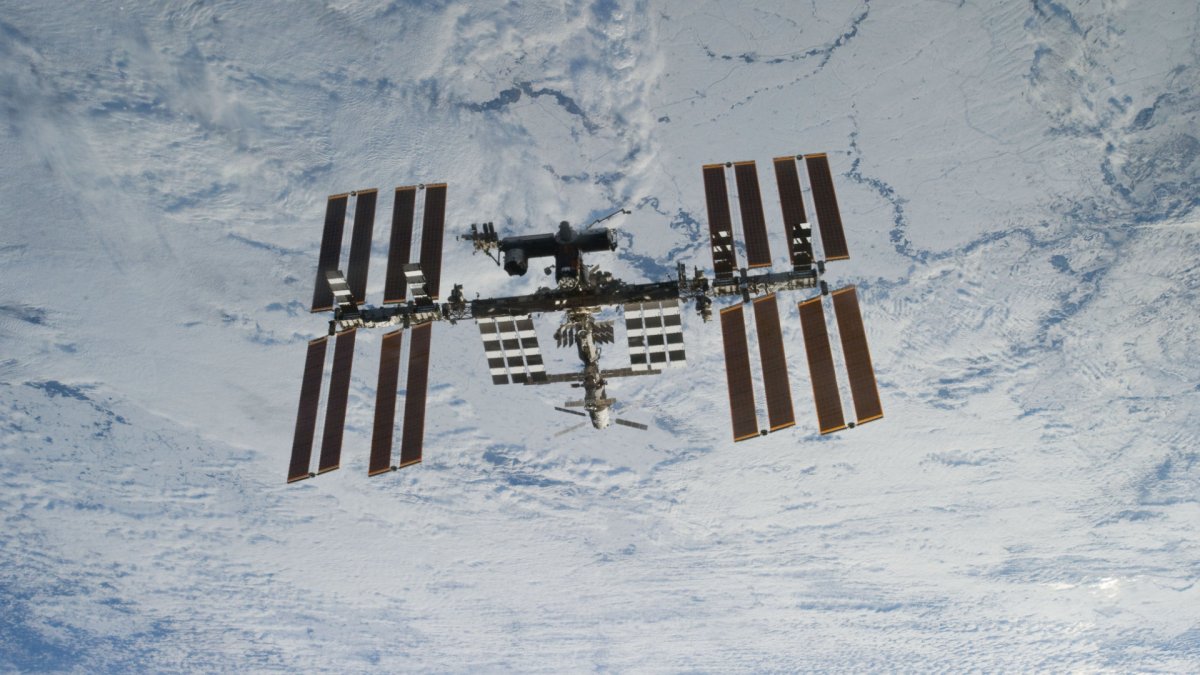 L'ISS au-dessus des nuages, en 2011. // Source : Flickr/CC/NASA's Marshall Space Flight Center (photo recadrée) L'ISS au-dessus des nuages, en 2011. // Source : Flickr/CC/NASA's Marshall Space Flight Center (photo recadrée)