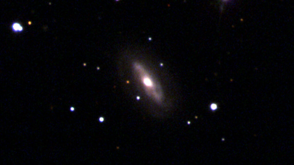 La galaxie J0437+2456. // Source : Sloan Digital Sky Survey (SDSS) (image recadrée) La galaxie J0437+2456. // Source : Sloan Digital Sky Survey (SDSS) (image recadrée)