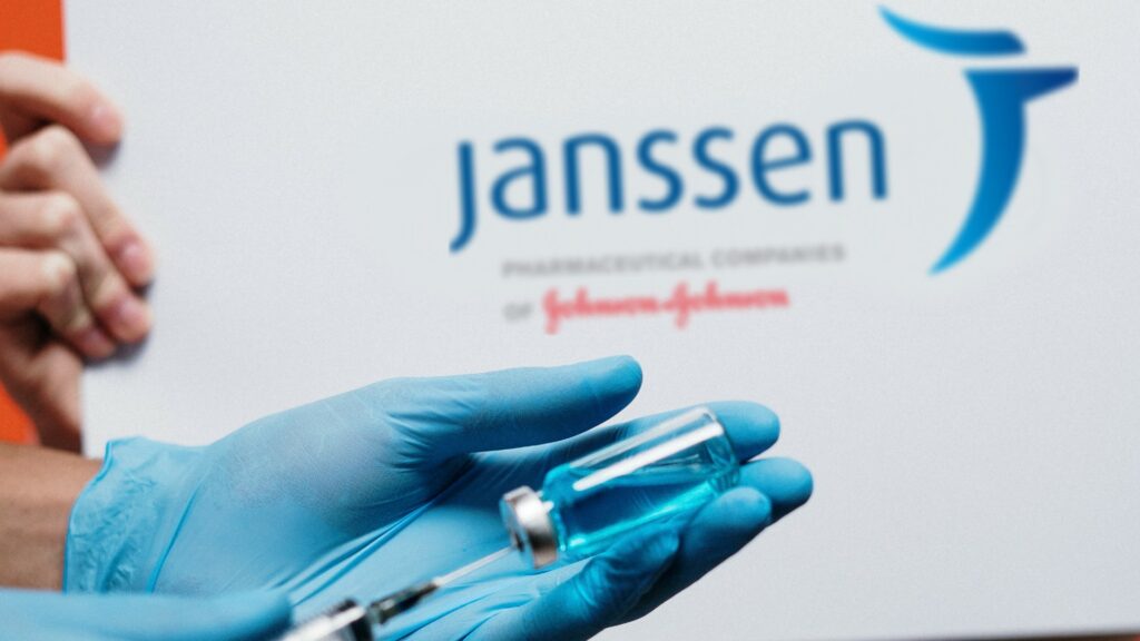 Le vaccin de Janssen/Johnson&Johnson contre le coronavirus SARS-CoV-2 repose sur une seule dose. // Source : Pexels / logo Janssen Le vaccin de Janssen/Johnson&Johnson contre le coronavirus SARS-CoV-2 repose sur une seule dose. // Source : Pexels / logo Janssen