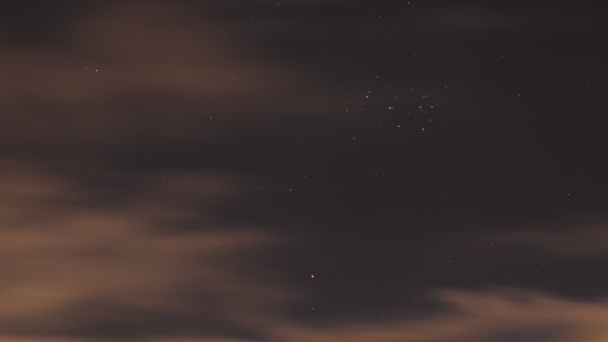 Mars et les Pléiades le 2 mars 2021. // Source : Flickr/CC/Dmitry Kolesnikov (photo recadrée) Mars et les Pléiades le 2 mars 2021. // Source : Flickr/CC/Dmitry Kolesnikov (photo recadrée)
