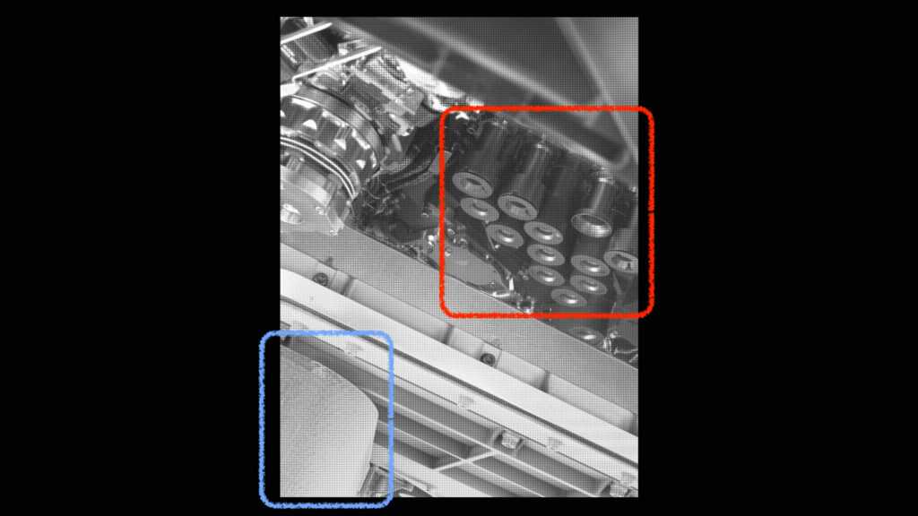 Le système de collecte d'échantillons de Perserance, une fois la plaque de protection larguée. En rouge : les tubes. En bleu : la protection d'Ingenuity. // Source : NASA/JPL-Caltech, annotations Numerama Le système de collecte d'échantillons de Perserance, une fois la plaque de protection larguée. En rouge : les tubes. En bleu : la protection d'Ingenuity. // Source : NASA/JPL-Caltech, annotations Numerama