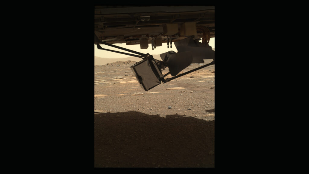 Contrairement aux apparences, Ingenuity ne fait pas du yoga. Il est en train d'être déployé par Perseverance. // Source : NASA/JPL-Caltech Contrairement aux apparences, Ingenuity ne fait pas du yoga. Il est en train d'être déployé par Perseverance. // Source : NASA/JPL-Caltech