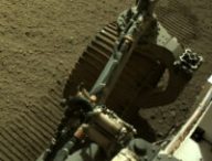Perseverance en train de rouler sur Mars, le 11 mars 2021. // Source : NASA/JPL-Caltech (photo recadrée) Perseverance en train de rouler sur Mars, le 11 mars 2021. // Source : NASA/JPL-Caltech (photo recadrée)