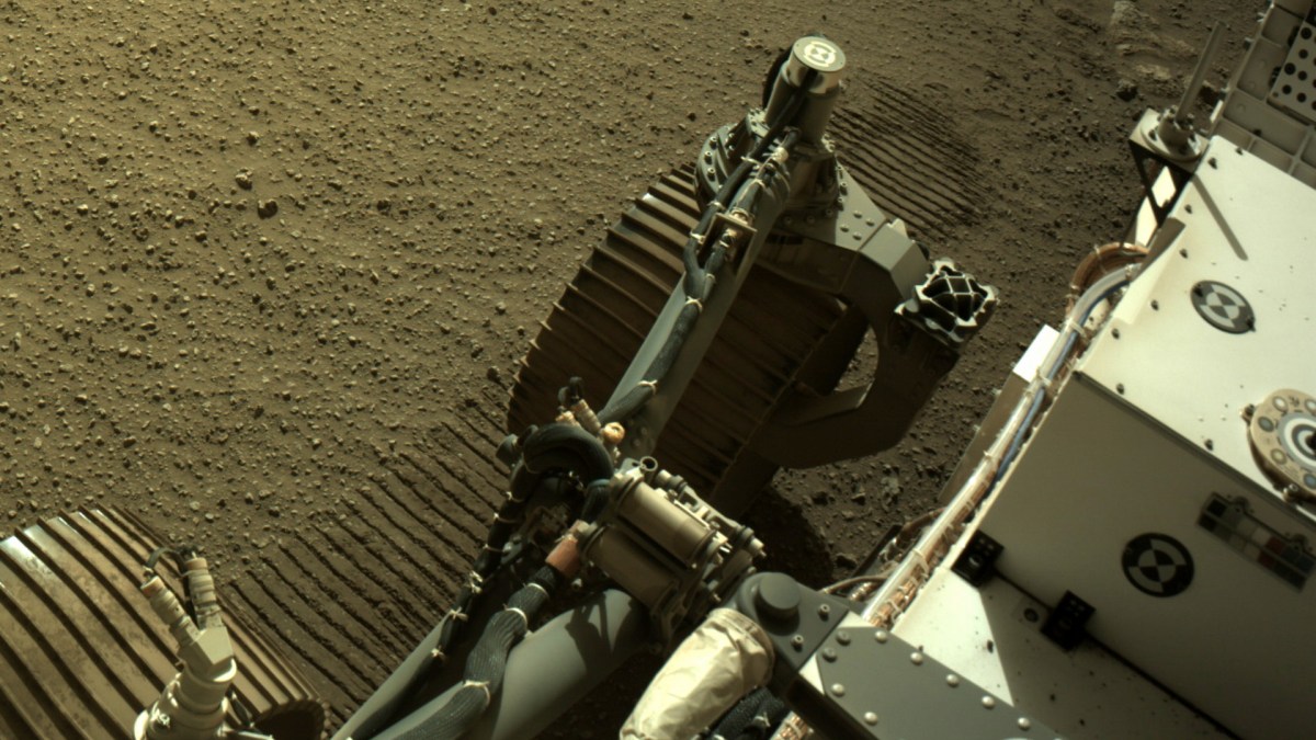 Perseverance en train de rouler sur Mars, le 11 mars 2021. // Source : NASA/JPL-Caltech (photo recadrée) Perseverance en train de rouler sur Mars, le 11 mars 2021. // Source : NASA/JPL-Caltech (photo recadrée)
