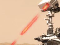 Vue d'artiste de Perseverance utilisant son laser sur Mars. // Source : CNES/VR2Planets, 2021 (image recadrée)
