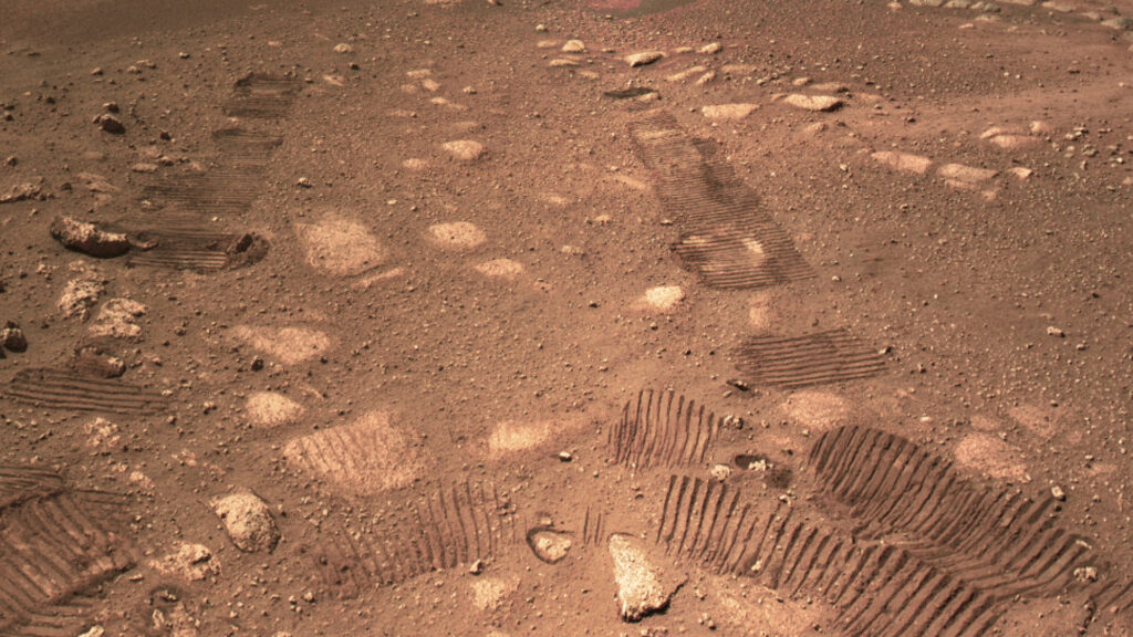 Traces laissées par les roues de Perseverance à la surface martienne. // Source : Flickr/CC/Kevin Gill (photo recadrée) Traces laissées par les roues de Perseverance à la surface martienne. // Source : Flickr/CC/Kevin Gill (photo recadrée)