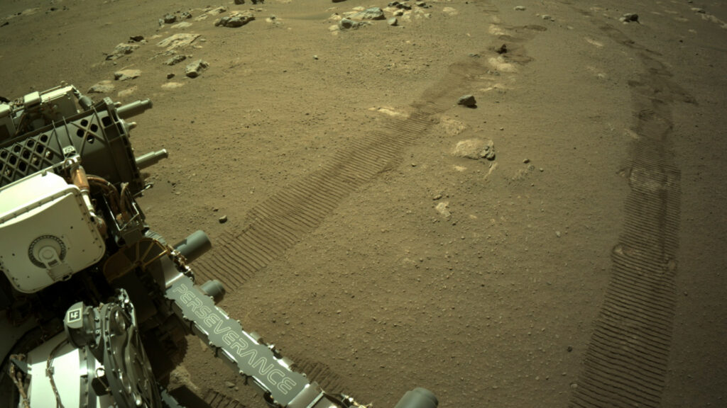 Les traces de roues de Perseverance sur Mars. // Source : NASA/JPL-Caltech (photo recadrée) Les traces de roues de Perseverance sur Mars. // Source : NASA/JPL-Caltech (photo recadrée)