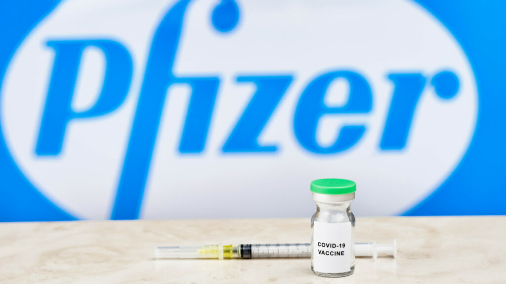 Vaccin Pfizer contre le coronavirus. // Source : Marco Verch sous Creative Commons 2.0 (photo recadrée) Vaccin Pfizer contre le coronavirus. // Source : Marco Verch sous Creative Commons 2.0 (photo recadrée)