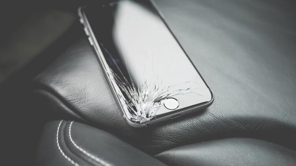 smartphone cassé brisé fissuré écran smartphone cassé brisé fissuré écran