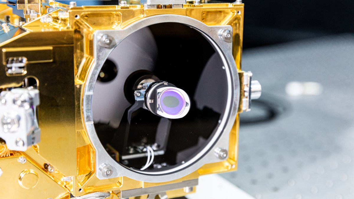 Tests sur l'instrument SuperCam. // Source : CNES/OLLIER Alexandre, 2019 (photo recadrée) Tests sur l'instrument SuperCam. // Source : CNES/OLLIER Alexandre, 2019 (photo recadrée)
