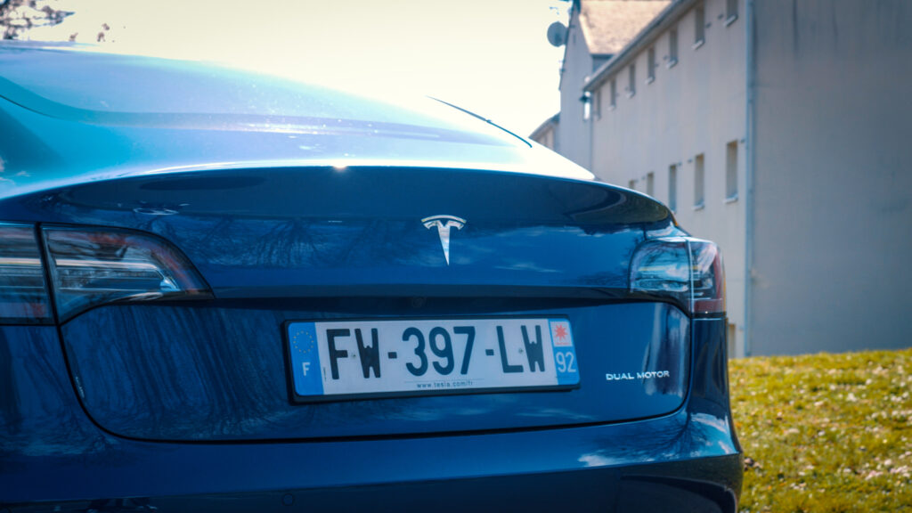 Porte du coffre de la Tesla Model 3 Propulsion // Source : Louise Audry pour Numerama Porte du coffre de la Tesla Model 3 Propulsion // Source : Louise Audry pour Numerama