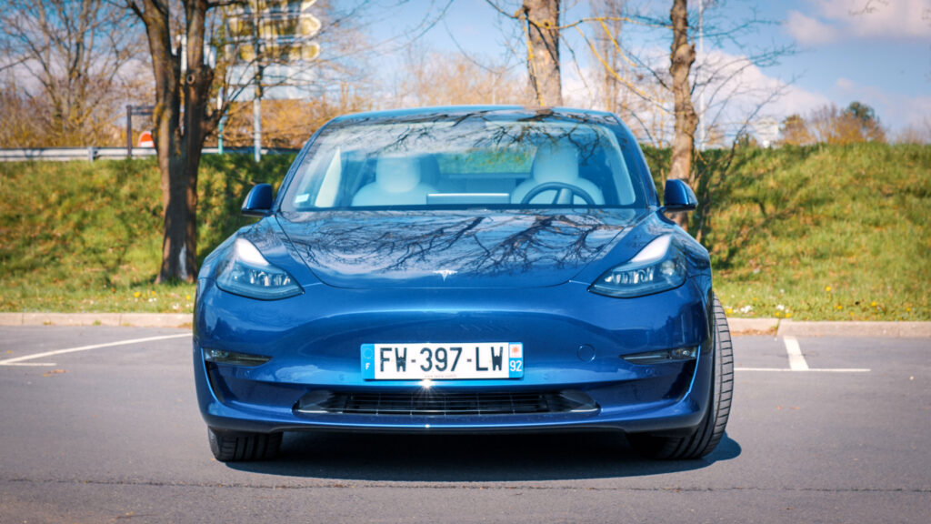 Tesla Model 3 vue de face // Source : Louise Audry pour Numerama Tesla Model 3 vue de face // Source : Louise Audry pour Numerama