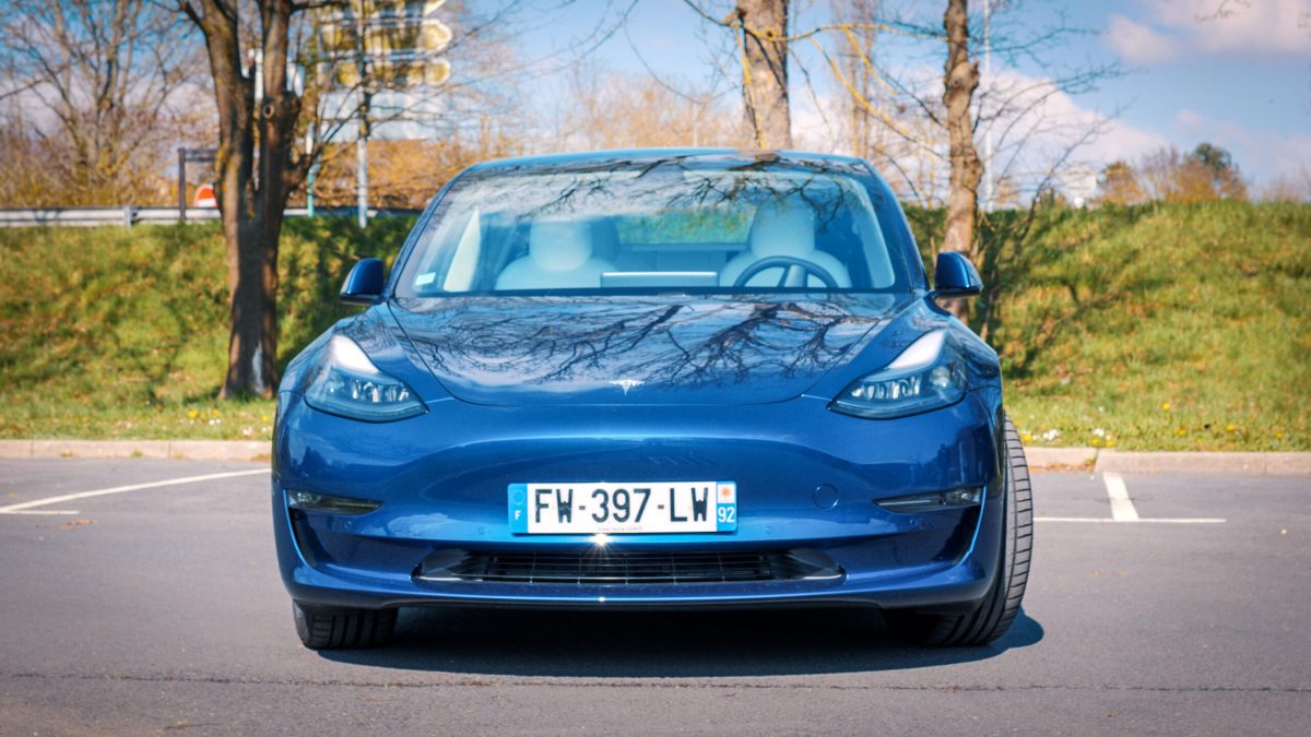 Tesla Model 3 vue de face // Source : Louise Audry pour Numerama Tesla Model 3 vue de face // Source : Louise Audry pour Numerama
