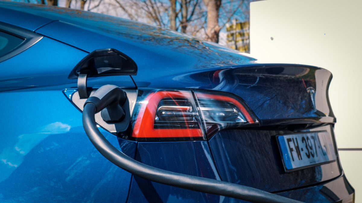 Tesla Model 3 en charge // Source : Louise Audry pour Numerama Tesla Model 3 en charge // Source : Louise Audry pour Numerama