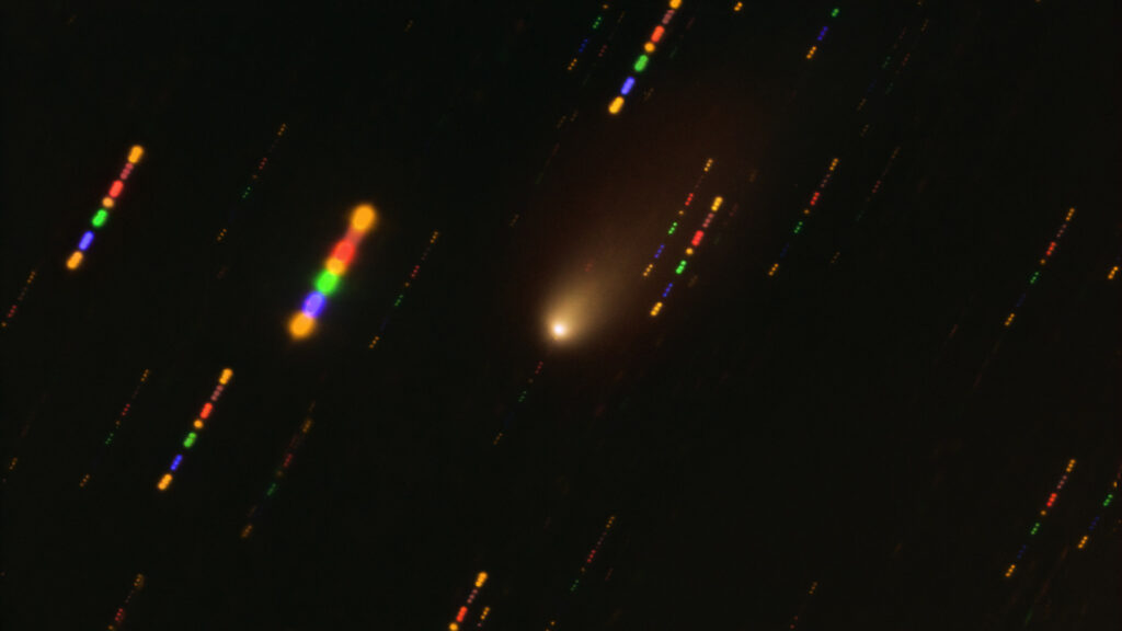 La comète observée avec le Very Large Telescope fin 2019. // Source : ESO/O. Hainaut (photo recadrée) La comète observée avec le Very Large Telescope fin 2019. // Source : ESO/O. Hainaut (photo recadrée)