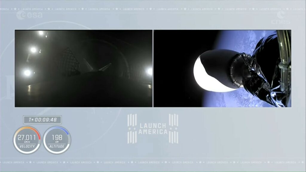Alors que le premier étage, à gauche, revient sur Terre, le second étage arrive en orbite. // Source : Nasa Alors que le premier étage, à gauche, revient sur Terre, le second étage arrive en orbite. // Source : Nasa