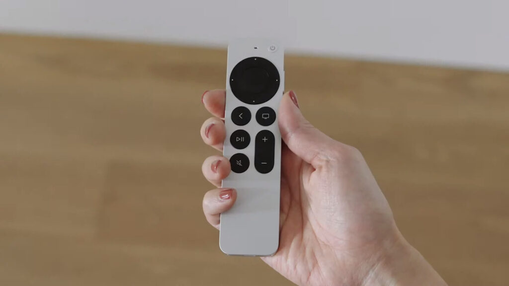 La nouvelle Apple TV 4K et sa nouvelle télécommande // Source : Capture d'écran Numerama La nouvelle Apple TV 4K et sa nouvelle télécommande // Source : Capture d'écran Numerama
