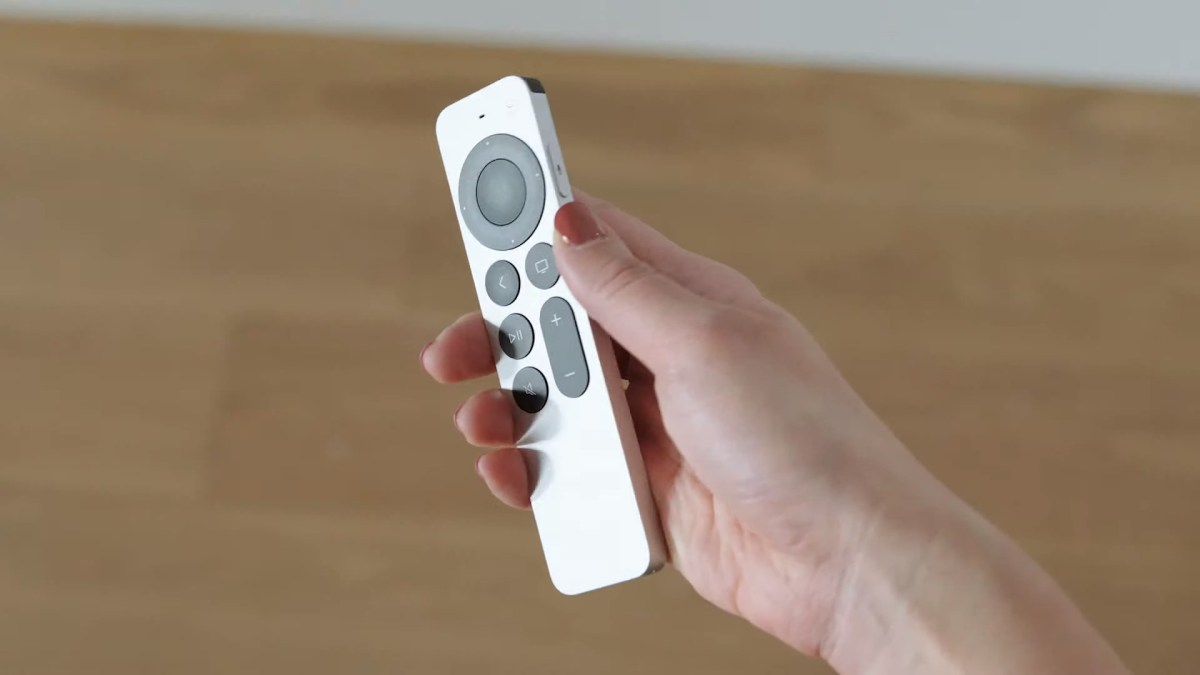La nouvelle Apple TV 4K et sa nouvelle télécommande // Source : Capture d'écran Numerama La nouvelle Apple TV 4K et sa nouvelle télécommande // Source : Capture d'écran Numerama