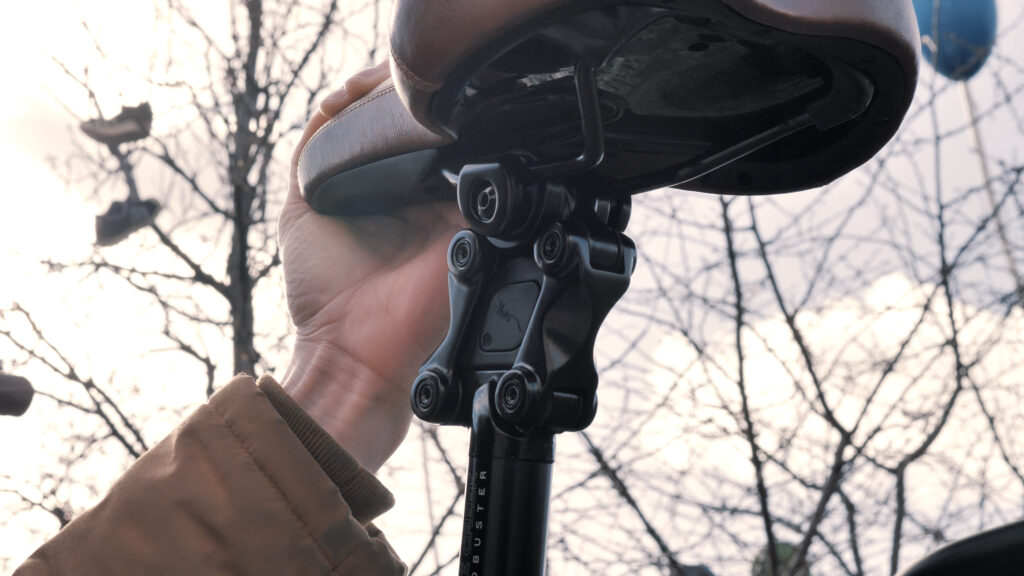 La grosse tige de selle du Cannondale Adventure Neo 1 EQ // Source : Louise Audry pour Numerama La grosse tige de selle du Cannondale Adventure Neo 1 EQ // Source : Louise Audry pour Numerama