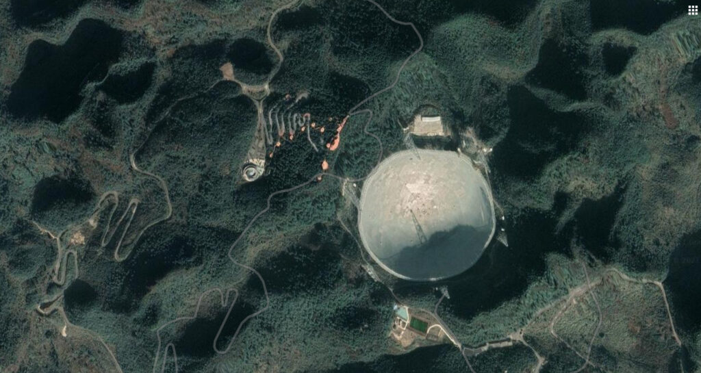 Le FAST en Chine est le plus grand téléscope du monde. // Source : Google Earth Le FAST en Chine est le plus grand téléscope du monde. // Source : Google Earth