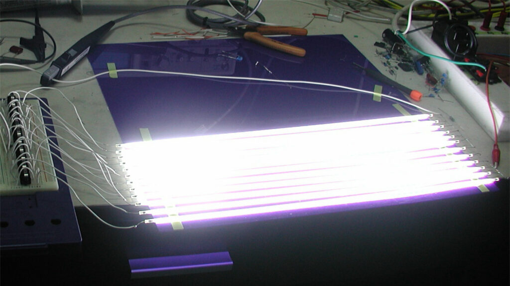 Un système d'éclairage à cathode froide // Source : Wikimedia - Neotesla Un système d'éclairage à cathode froide // Source : Wikimedia - Neotesla