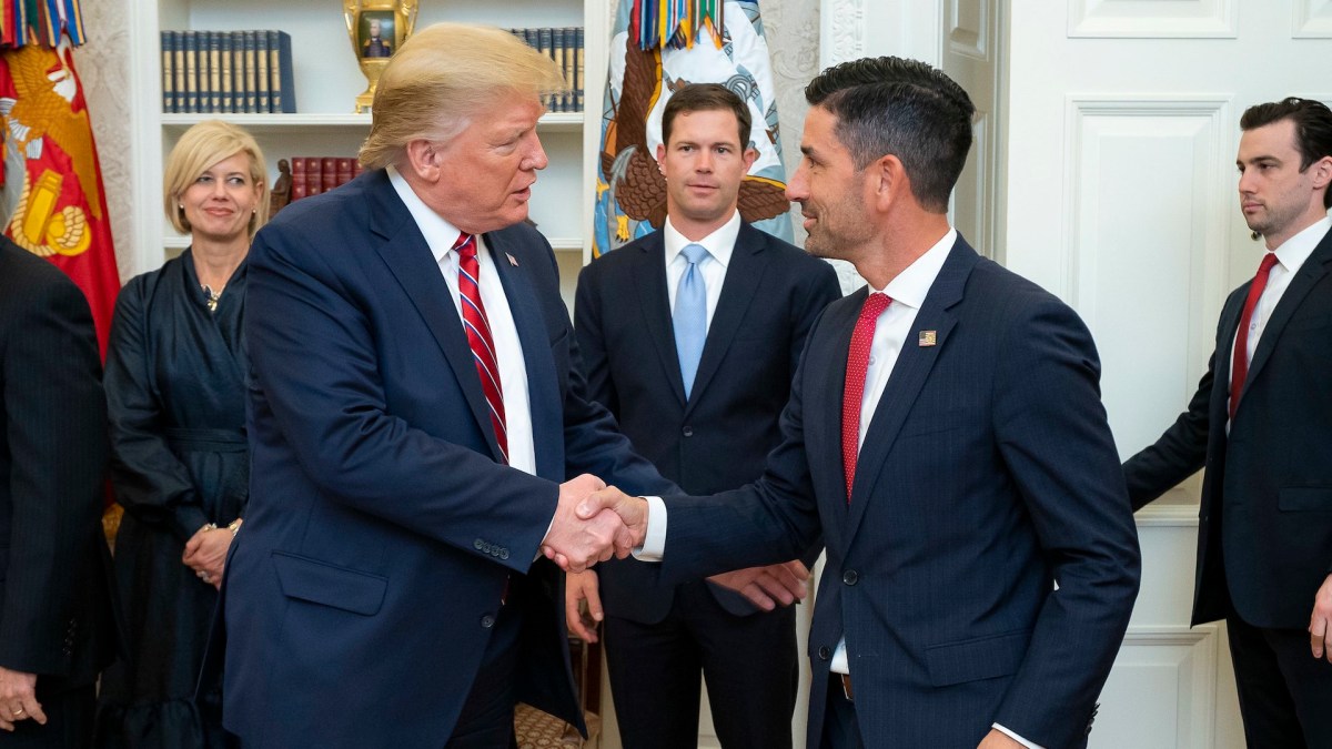 Donald Trump et son président du DHS, Chad Wolf. // Source : Flickr Donald Trump et son président du DHS, Chad Wolf. // Source : Flickr