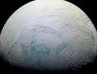 Encelade vue par Cassini en 2008. // Source : Flickr/CC/Kevin Gill (photo recadrée) Encelade vue par Cassini en 2008. // Source : Flickr/CC/Kevin Gill (photo recadrée)