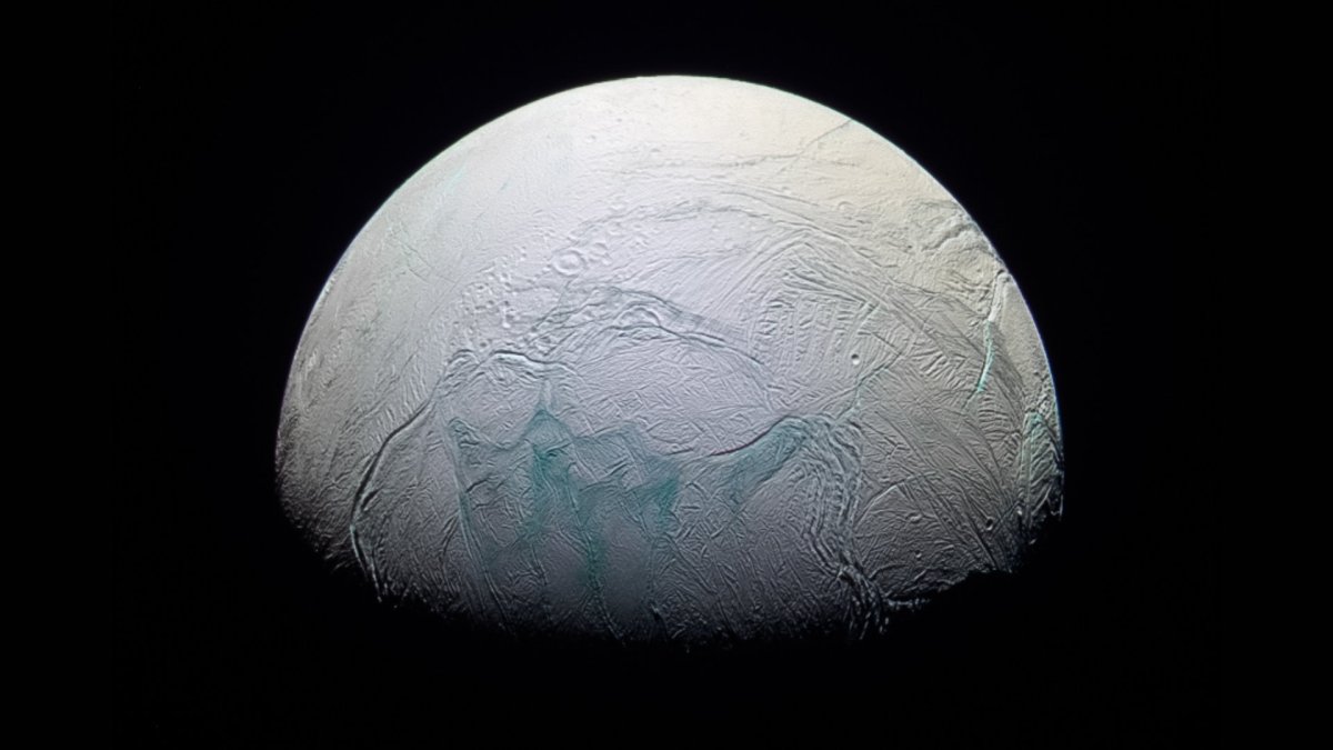 Encelade vue par Cassini en 2008. // Source : Flickr/CC/Kevin Gill (photo recadrée) Encelade vue par Cassini en 2008. // Source : Flickr/CC/Kevin Gill (photo recadrée)