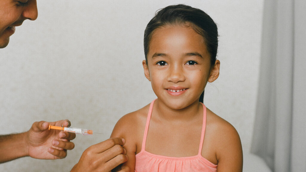 Une enfant recevant un vaccin. // Source : Wikimedia/CC/SELF Magazine (photo recadrée) Une enfant recevant un vaccin. // Source : Wikimedia/CC/SELF Magazine (photo recadrée)