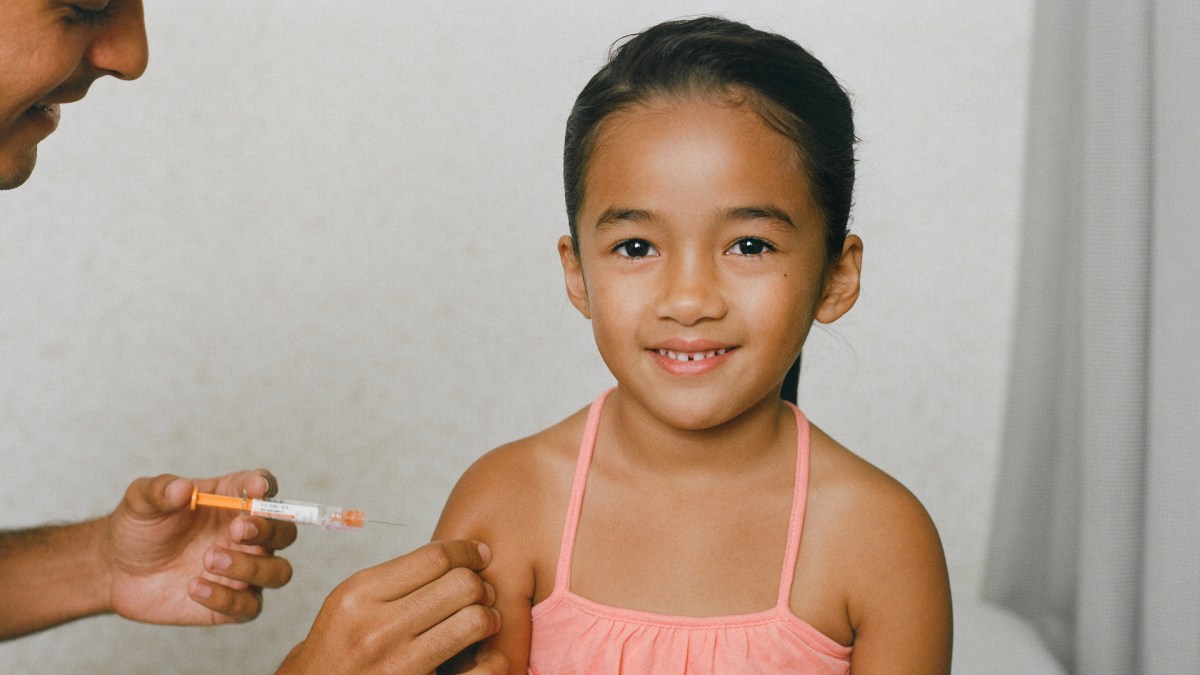 Une enfant recevant un vaccin. // Source : Wikimedia/CC/SELF Magazine (photo recadrée) Une enfant recevant un vaccin. // Source : Wikimedia/CC/SELF Magazine (photo recadrée)