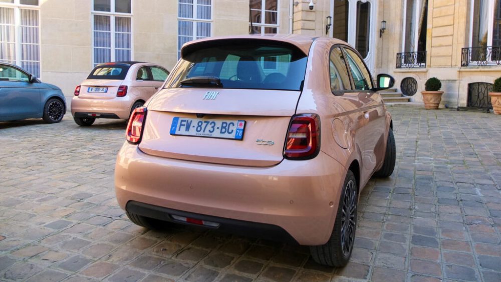 Fiat 500e berline et cabriolet // Source : Raphaelle Baut pour Numerama Fiat 500e berline et cabriolet // Source : Raphaelle Baut pour Numerama